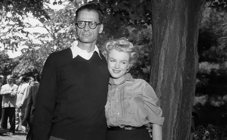 Arthur Miller y Marilyn Monroe en la casa de Miller en Roxbury, pocas horas antes de su casamiento. (Getty Images)