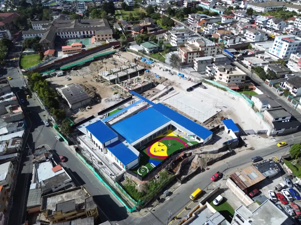 Construcción de Innova Schools en Cotocollao.