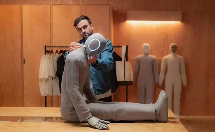 Cuesta US$ 20.000 y se agotó en cinco días: el robot humanoide que busca revolucionar las tareas de cuidado y del hogar