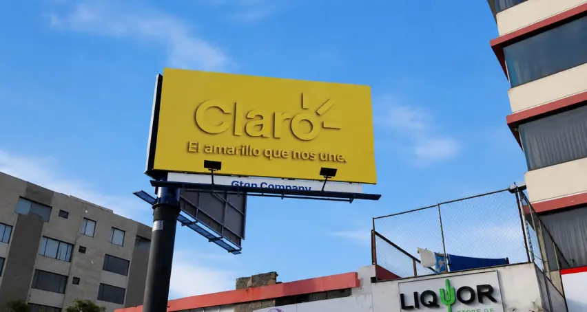 Una valla con el logo de Claro, que es parte de la campaña.