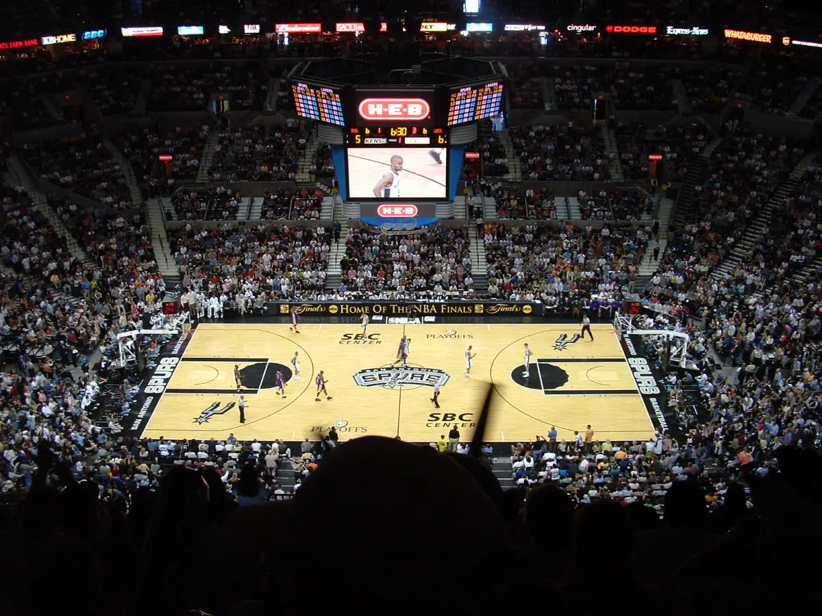 SE PUEDE USAR/San Antonio Spurs   Foto: (Henry Camacho, CC BY-SA 4.0, via Wikimedia Commons).