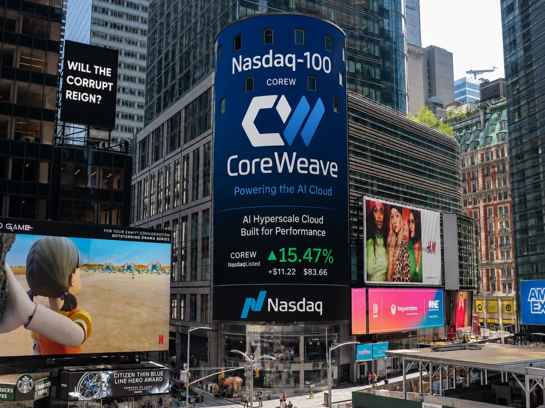 El nombre de CoreWeave aparece en una pantalla del Nasdaq, en Nueva York. La compañía enfrenta desafíos para financiar su expansión en IA  (Imagen creada con IA).