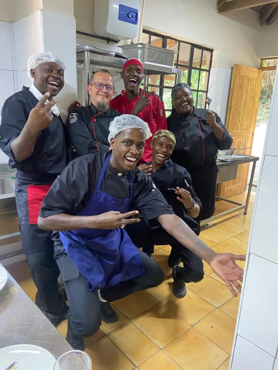 Sebastián Montalvo junto a sus colegas en uno de los resorts en Kenia