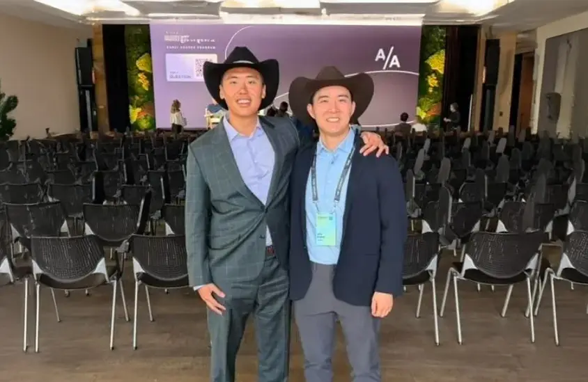 Tienen 29 años, crearon un chatbot para turnos médicos y su startup ya vale US$ 1.200 millones