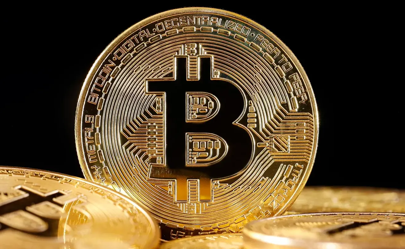 Bitcoin se hunde a mínimos de 21 meses y el vencimiento de US$ 10.000 millones en opciones amenaza con acelerar la caída