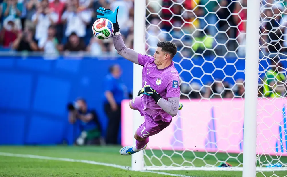 Orlandi Gil, arquero de Paraguay (Photo by Daniela Porcelli/Getty Images)