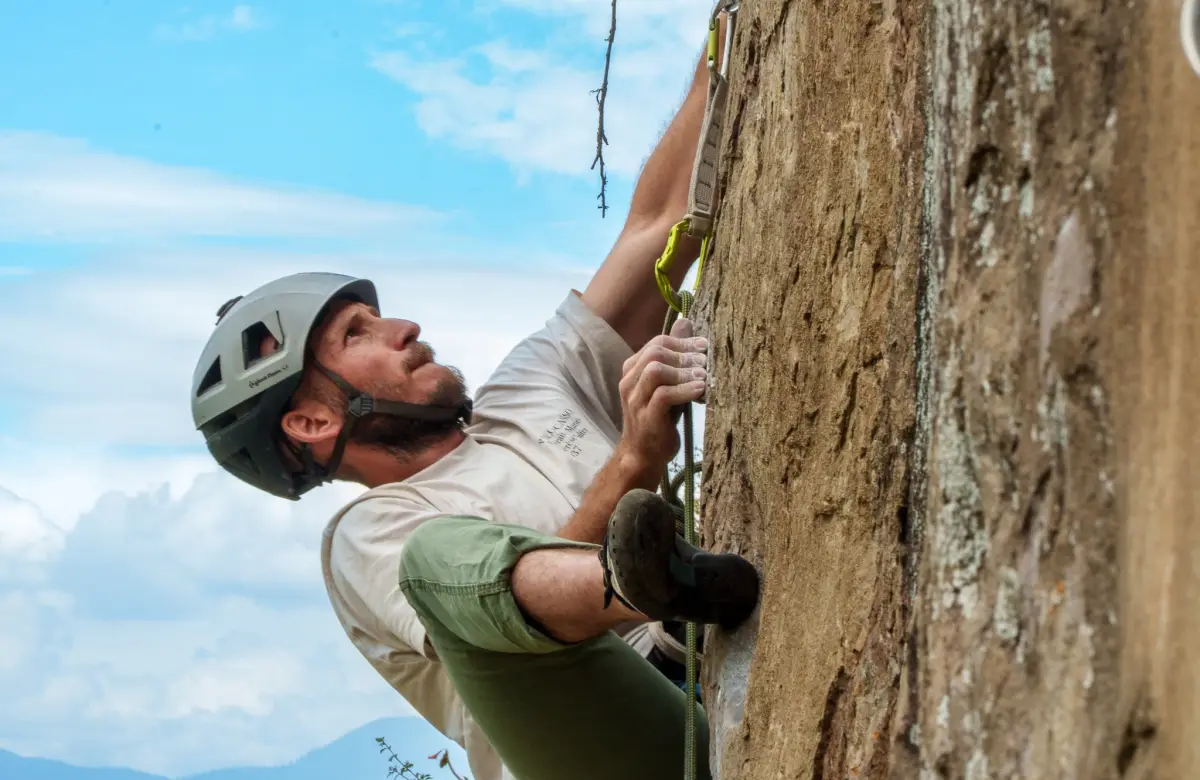 Lo que aprendes cuando no puedes bajar. La mentalidad del escalador
