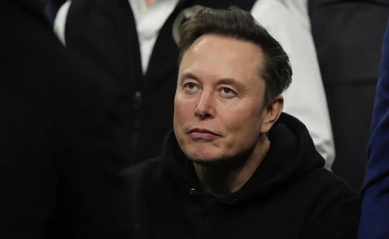 Elon Musk afirma que SpaceX enviará a miles de personas a la Luna y a Marte en los próximos 10 años