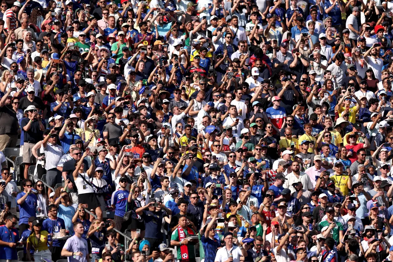 fifa.com_0019_fans-watch-from-the-stands