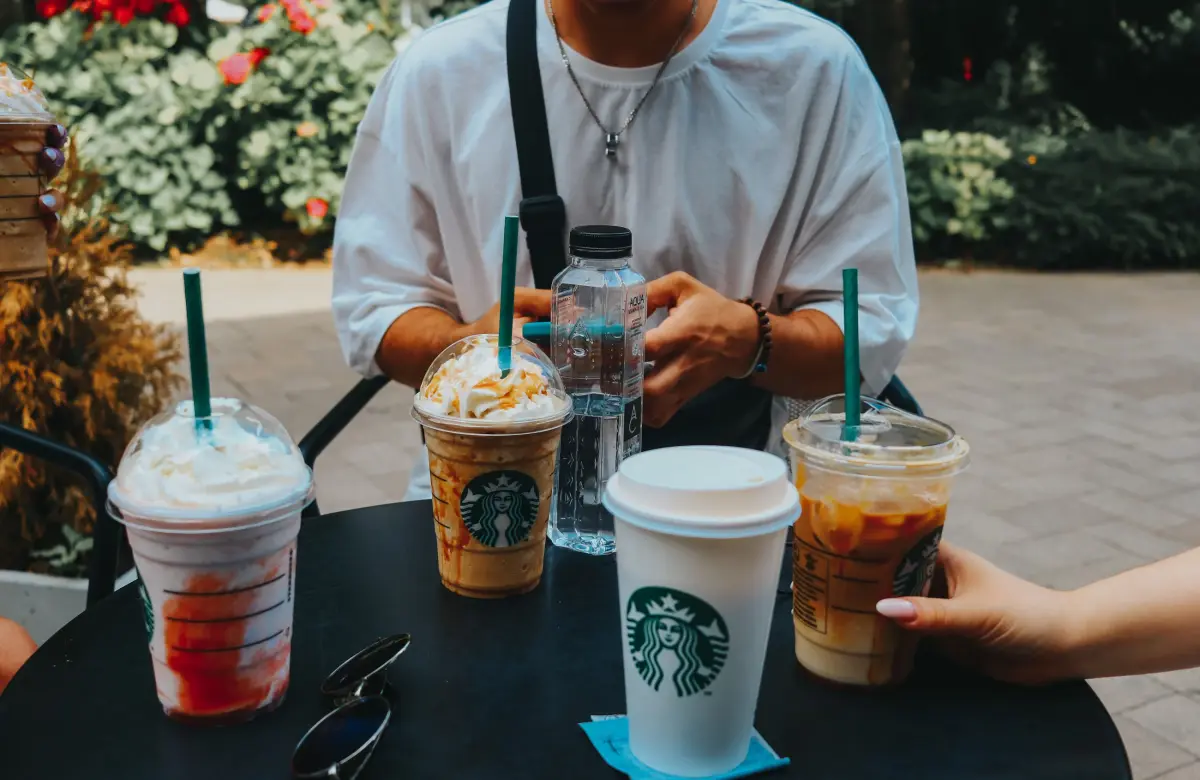 Starbucks desafía a los gigantes del software: usará IA para reemplazar sistemas de Microsoft e IBM