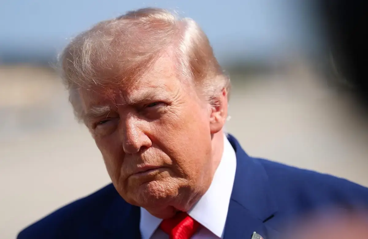 Trump dice que el portaaviones USS Abraham Lincoln no lleva “ni de cerca” el tiempo suficiente desplegado en Medio Oriente y niega crisis a bordo
