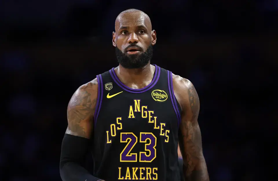 A los 42 años, LeBron James firma un contrato de US$8 millones con los Philadelphia 76ers.
