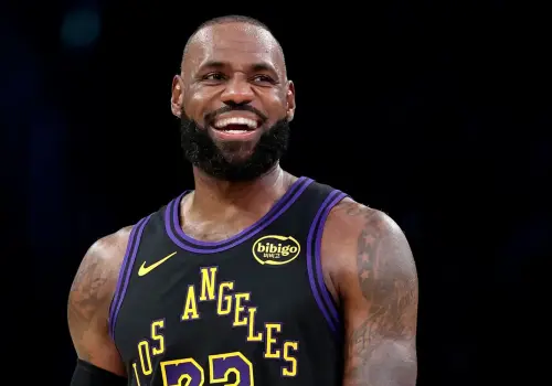 A los 42 años, LeBron James firma un contrato de US$8 millones con los Philadelphia 76ers
