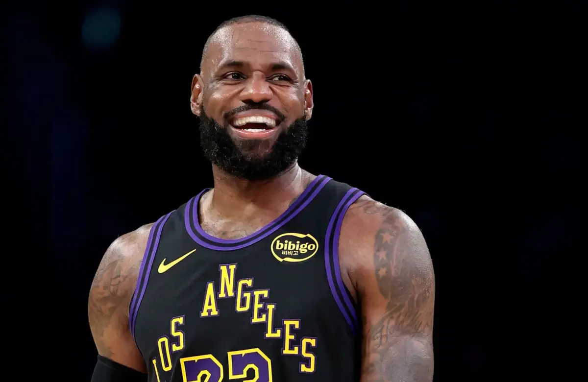 A los 42 años, LeBron James firma un contrato de US$8 millones con los Philadelphia 76ers.
