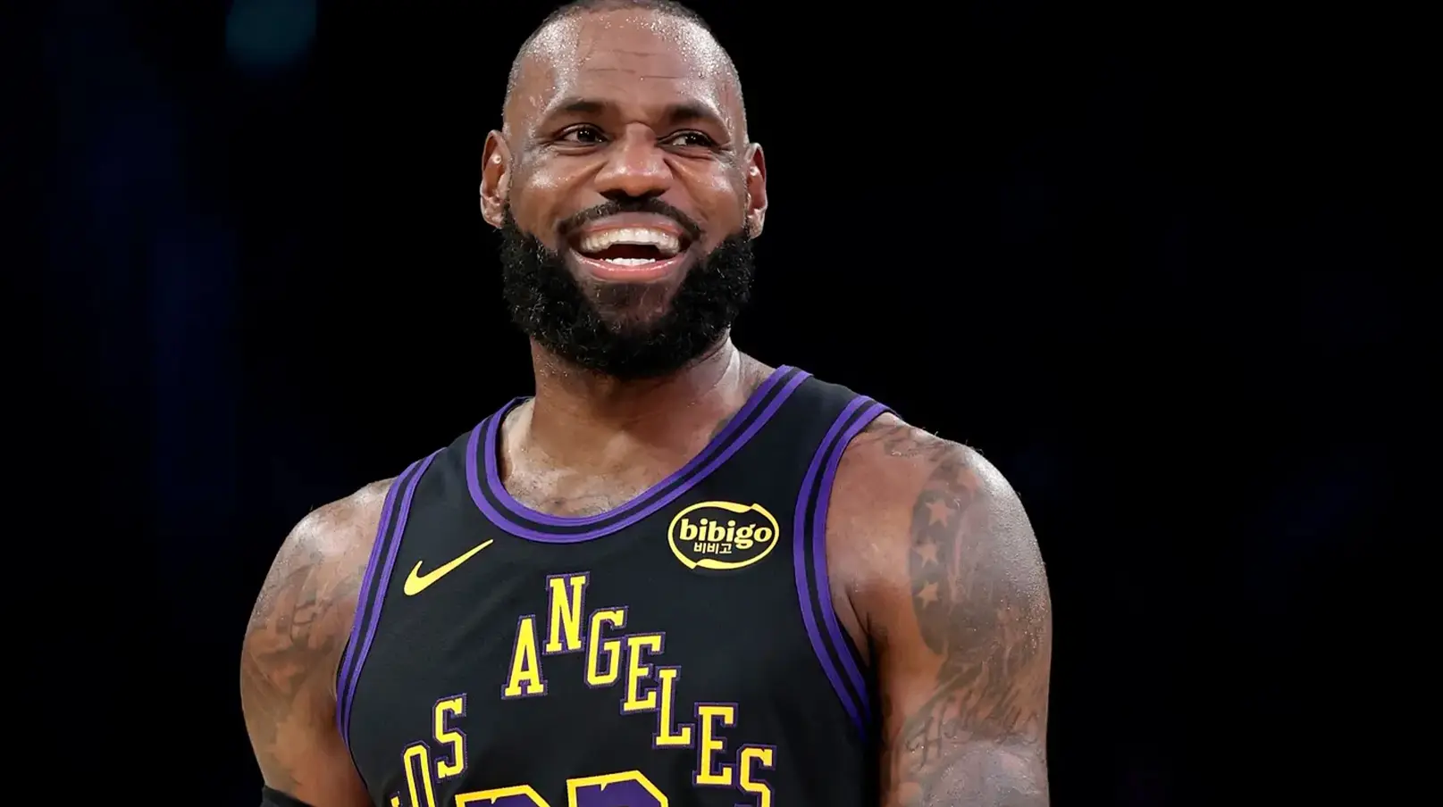 A los 42 años, LeBron James firma un contrato de US$8 millones con los Philadelphia 76ers.
