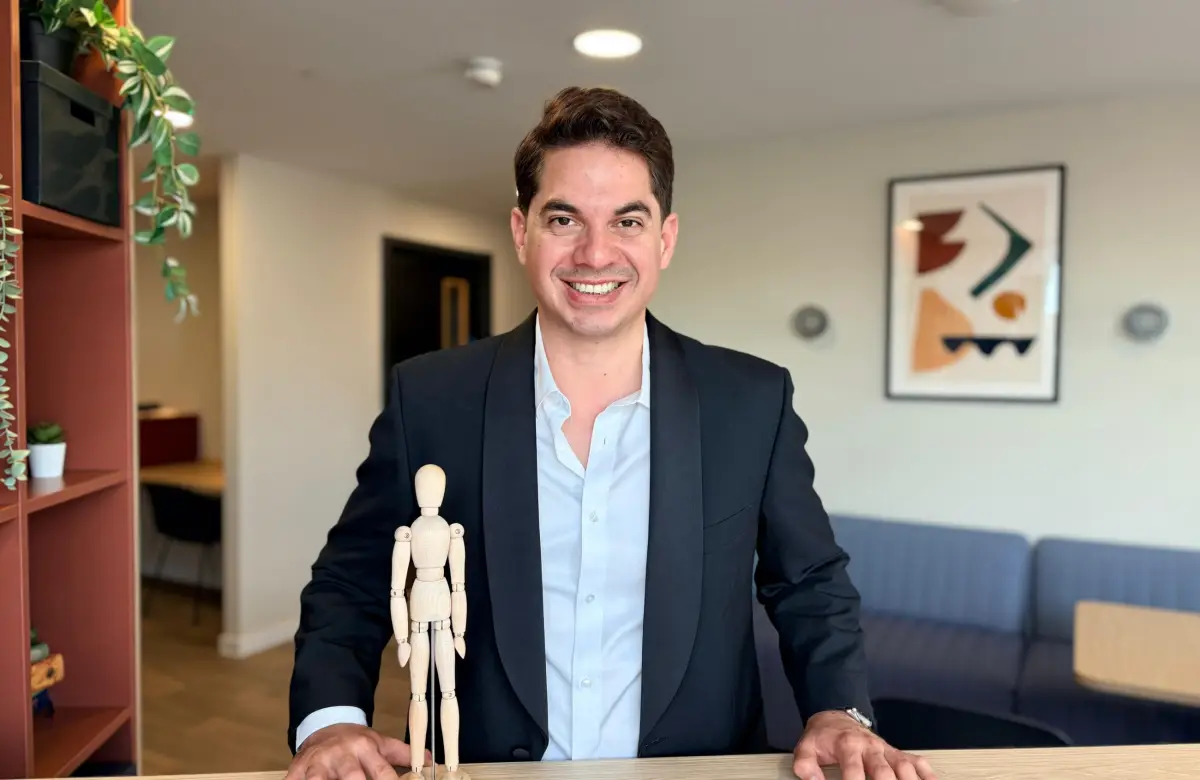 El ingeniero que dirige un programa de mentorías desde Inglaterra