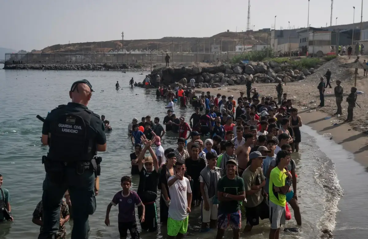 Mientras la cifra de muertos sube a 57, la mayoría de los migrantes que cruzaron a Ceuta ya regresaron a Marruecos