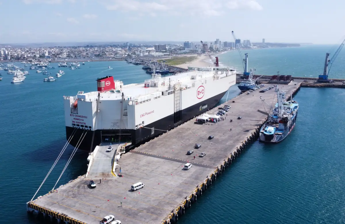 El Puerto de Manta recibió 808 vehículos eléctricos en un buque de nueva generación