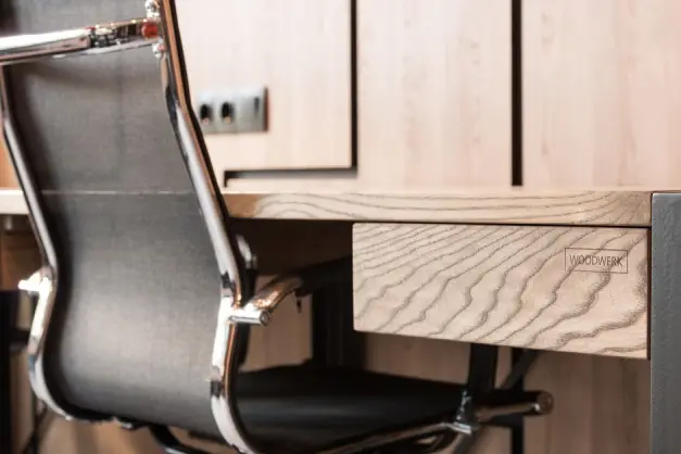 Un entorno de oficina contemporáneo que presenta un escritorio de madera y una silla de metal elegante con un diseño minimalista. (Foto: Pexels)