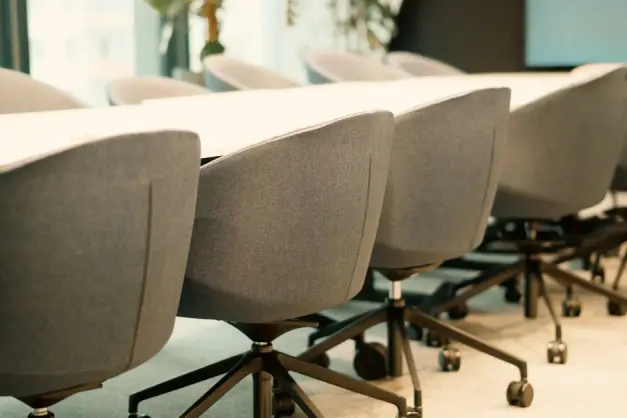 Sala de conferencias contemporánea con una fila de sillas vacías y suave luz natural. (Foto: Pexels)