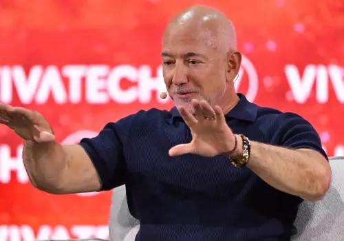 Una puerta, una silla vacía y una lección de management: cómo Jeff Bezos construyó la cultura de Amazon