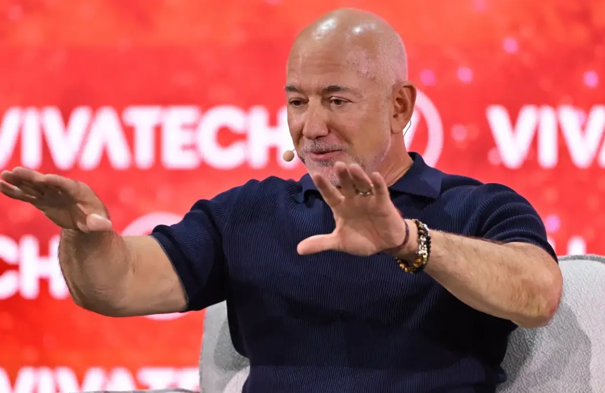 Una puerta, una silla vacía y una lección de management: cómo Jeff Bezos construyó la cultura de Amazon