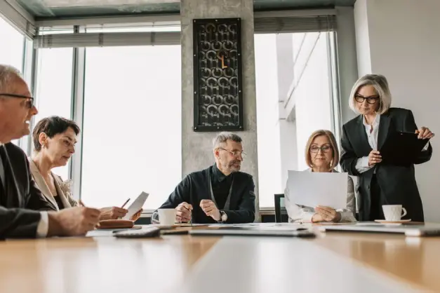 Profesionales de negocios discutiendo documentos en una sala de reuniones moderna. (Foto: Pexels) - Foto: Pexels