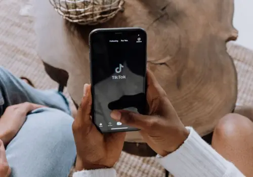 Los ingresos de TikTok se disparan hasta US$ 9.100 millones pero las multas europeas amenazan su crecimiento