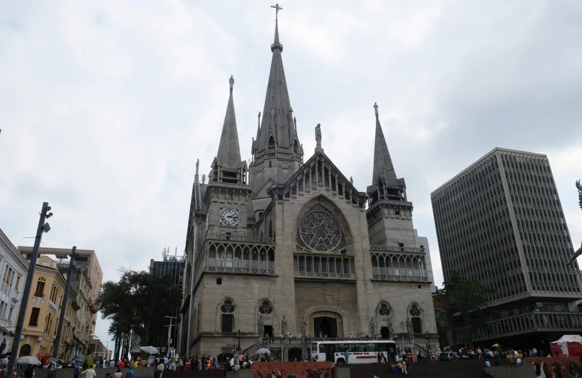La histórica catedral de Manizales que volvió a ser golpeada por un terremoto: así cayó una de sus torres