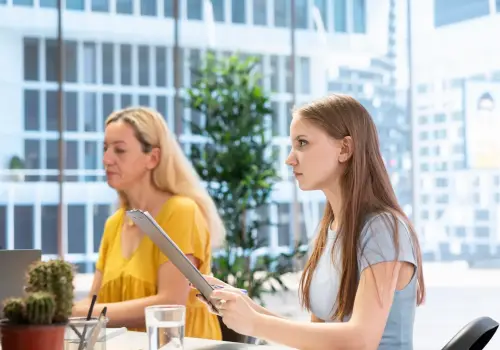 Uno de cada 5 trabajadores de la Gen Z llevó a sus padres a la entrevista de trabajo: ¿qué hacer?