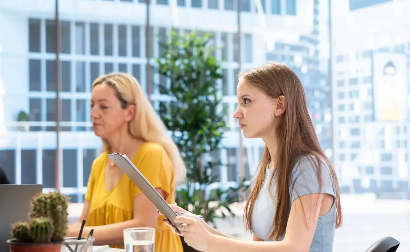 Uno de cada 5 trabajadores de la Gen Z llevó a sus padres a la entrevista de trabajo: ¿qué hacer?