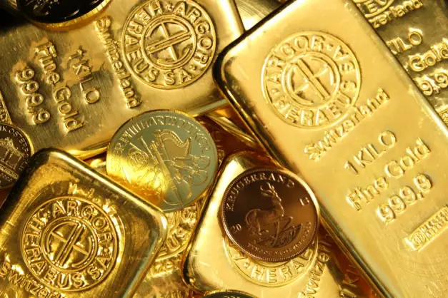 Primer plano de lingotes y monedas de oro brillantes, representando riqueza y fortuna. (Foto: Pexels)