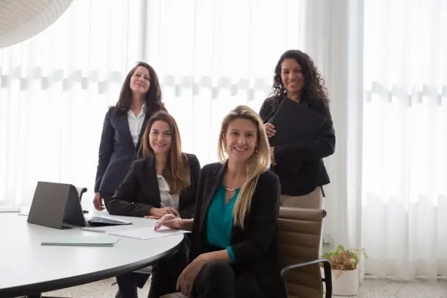 Un grupo de mujeres profesionales participando en una reunión moderna en la oficina. (Foto: Pexels)