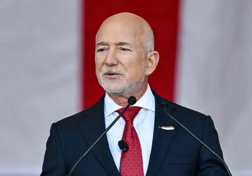 Con una compra que sacude la Premier League: Jeff Bezos se suma al Liverpool de Inglaterra