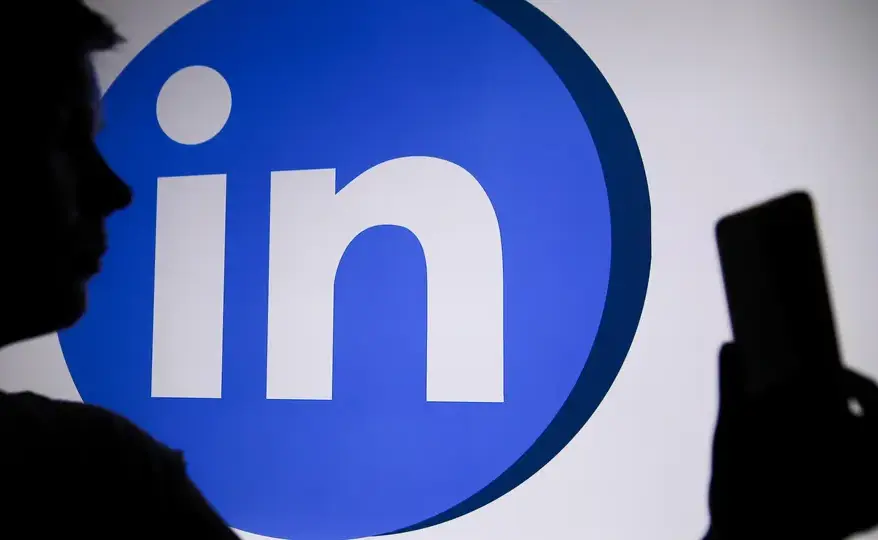 LinkedIn busca frenar el contenido de baja calidad hecho con IA y abre una oportunidad para los líderes que comparten sus experiencias
