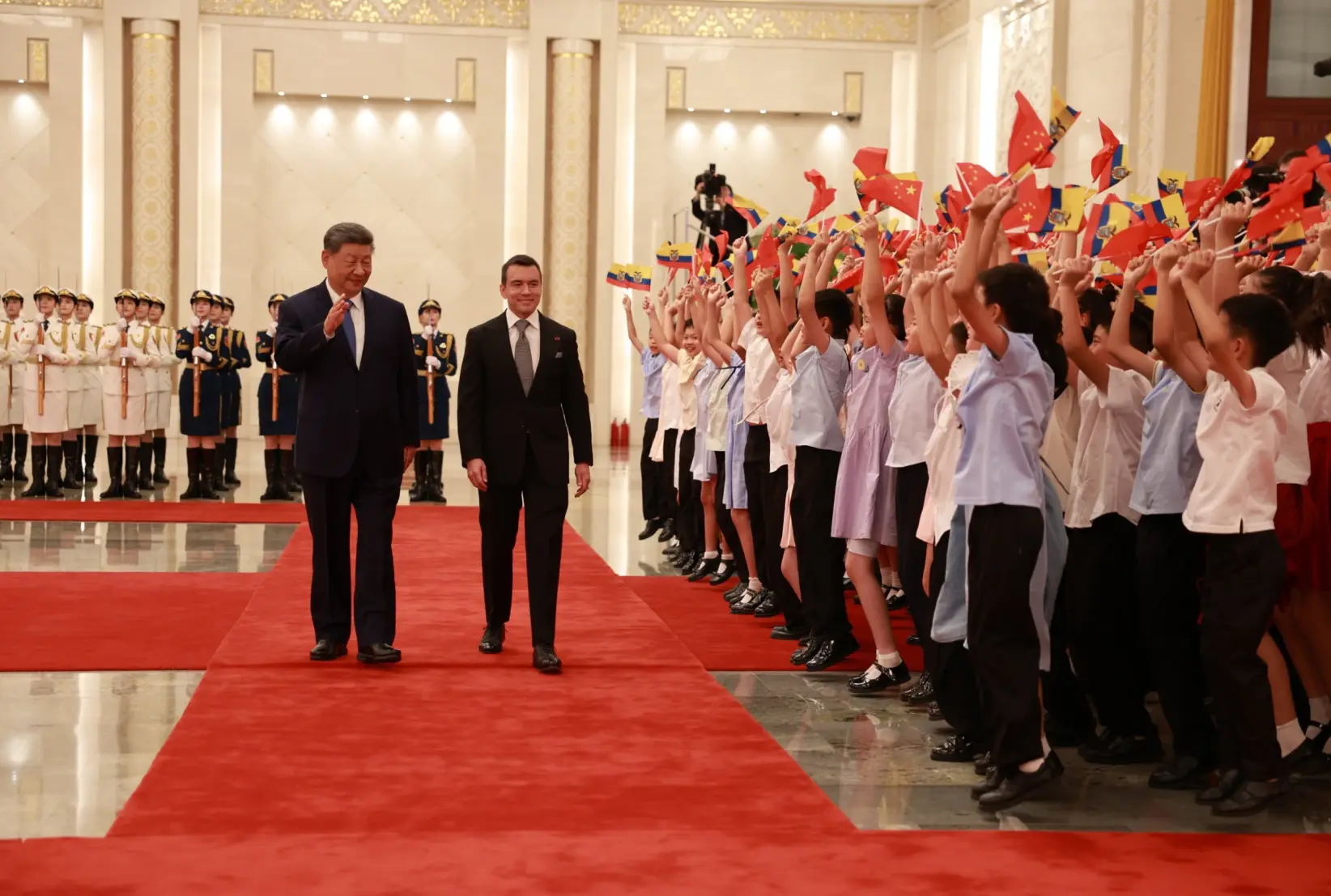 El presidente chino Xi Jinping junto al presidente ecuatoriano Daniel Noboa
