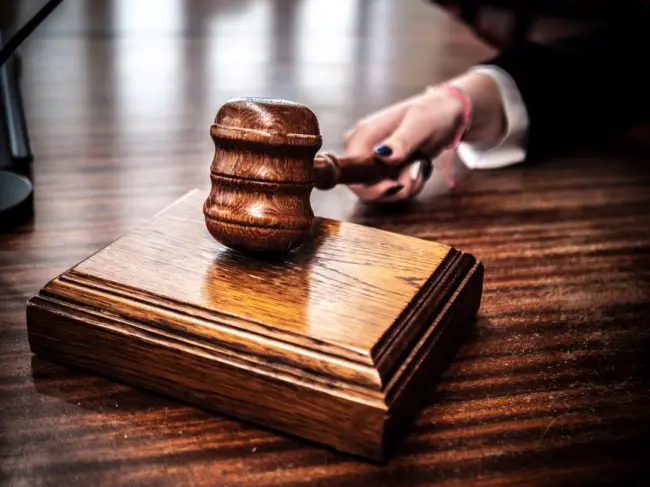 Primer plano de un mazo de madera sobre el escritorio de un juez, símbolo de la justicia. (Foto: Pexels)