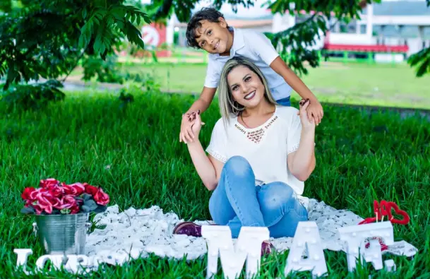 Una madre y su hijo feliz disfrutando de un picnic en un parque soleado, rodeados de naturaleza. (Foto: Pexels)