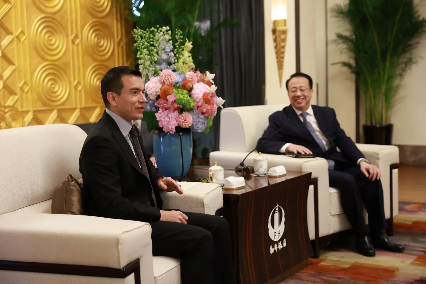 El presidente Daniel Noboa junto al alcalde de Shanghái, Gong Zheng