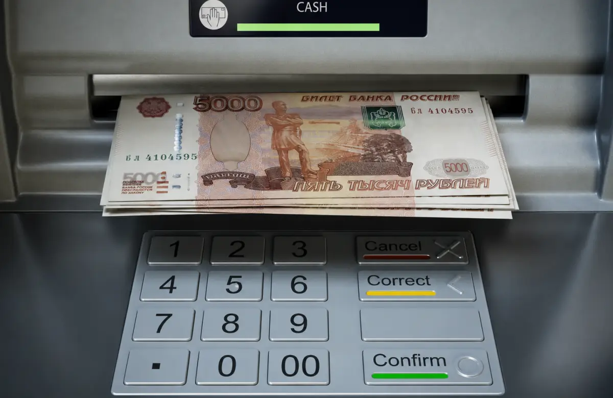 Los rusos vacían sus cuentas bancarias: qué hay detrás del retiro que ya llega a US$ 30.000 millones 