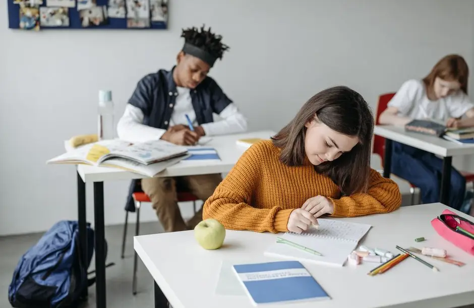Los alumnos que usan IA hacen mejores tareas, pero rinden 20% menos en los exámenes