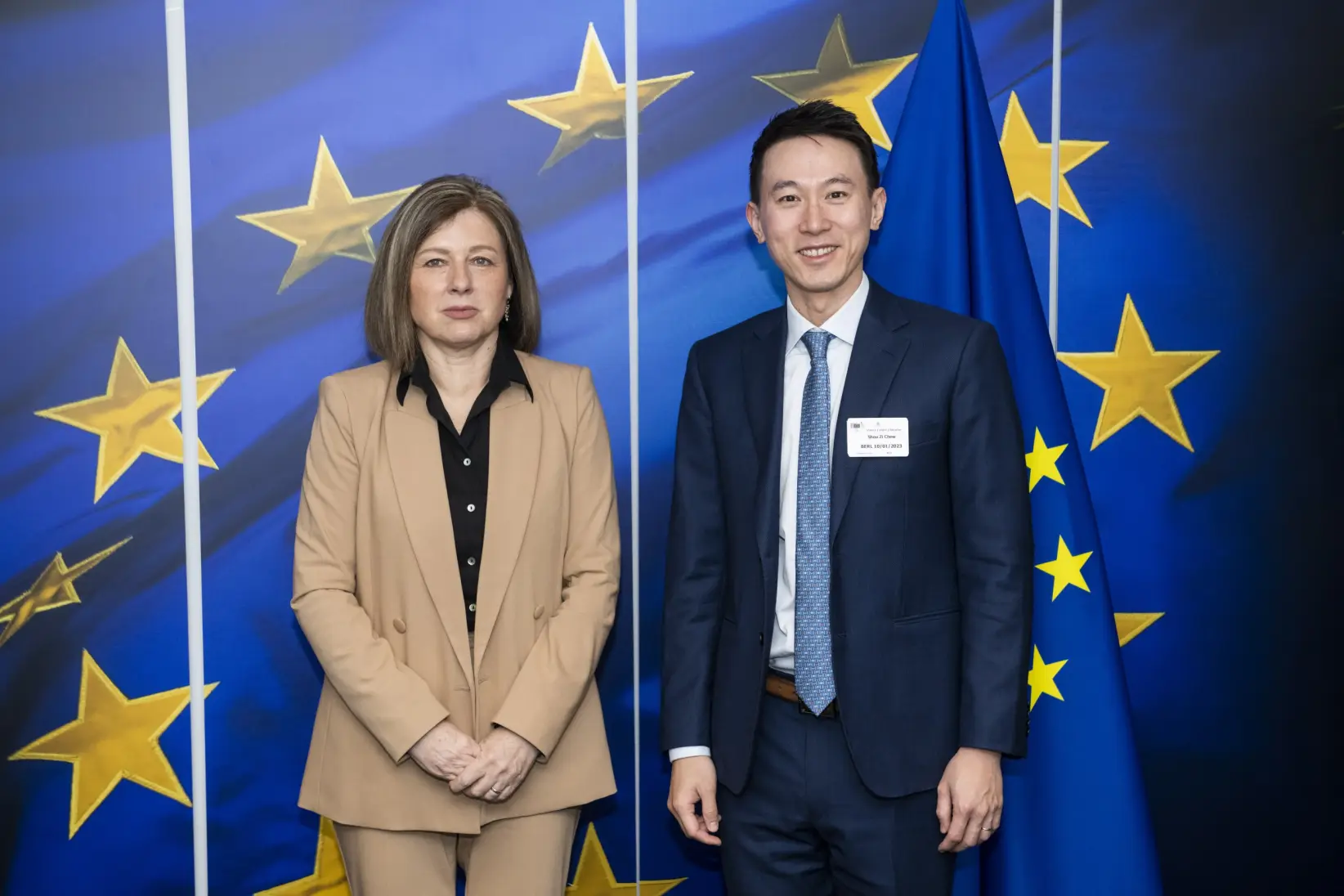 SE PUEDE USAR/Shou Zi Chew junto a Věra Jourová durante una reunión en la Comisión Europea, el 10 de enero de 2023.