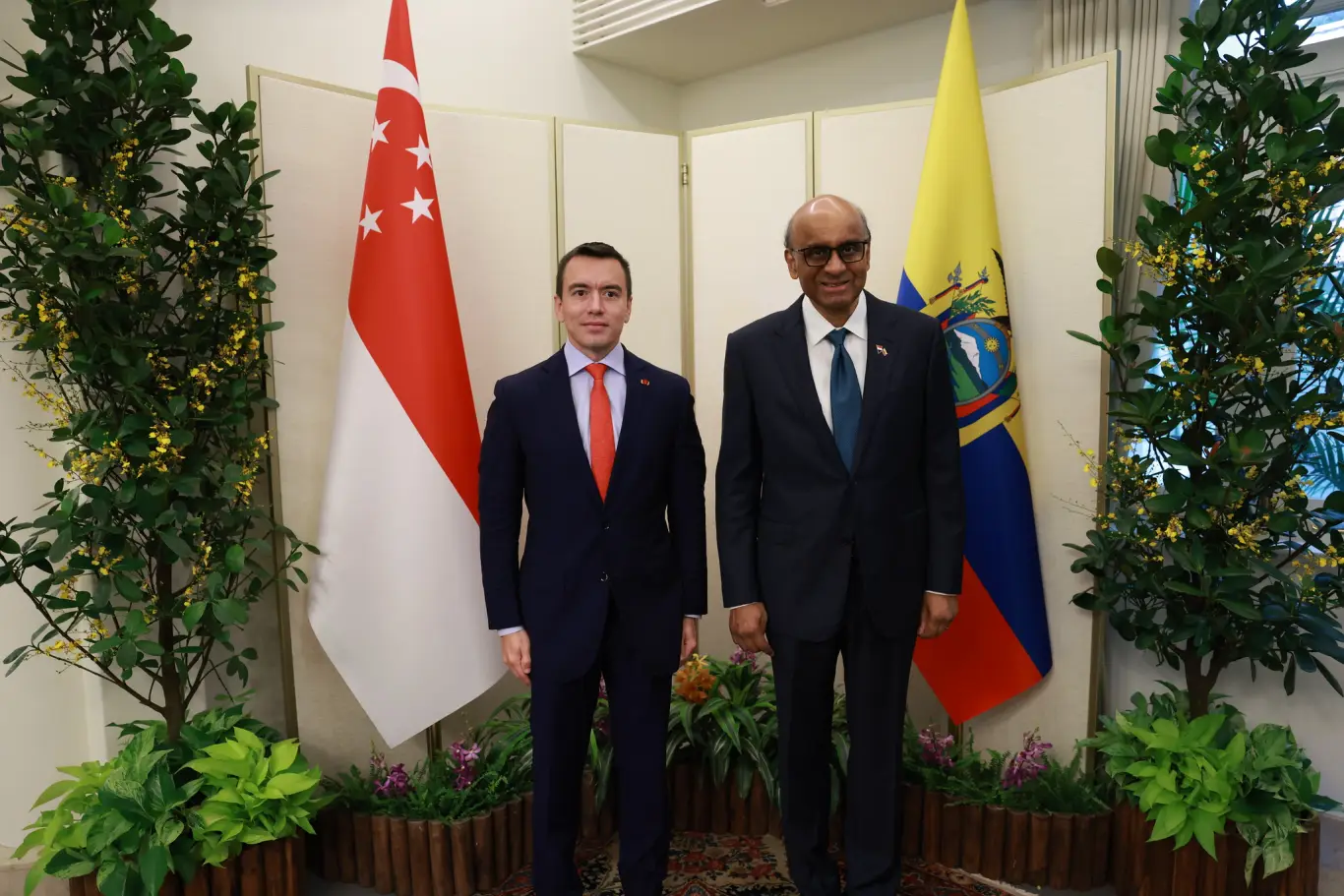 Daniel Noboa, presidente de Ecuador, junto a Tharman Shaugaratnam, presidente de Singapur