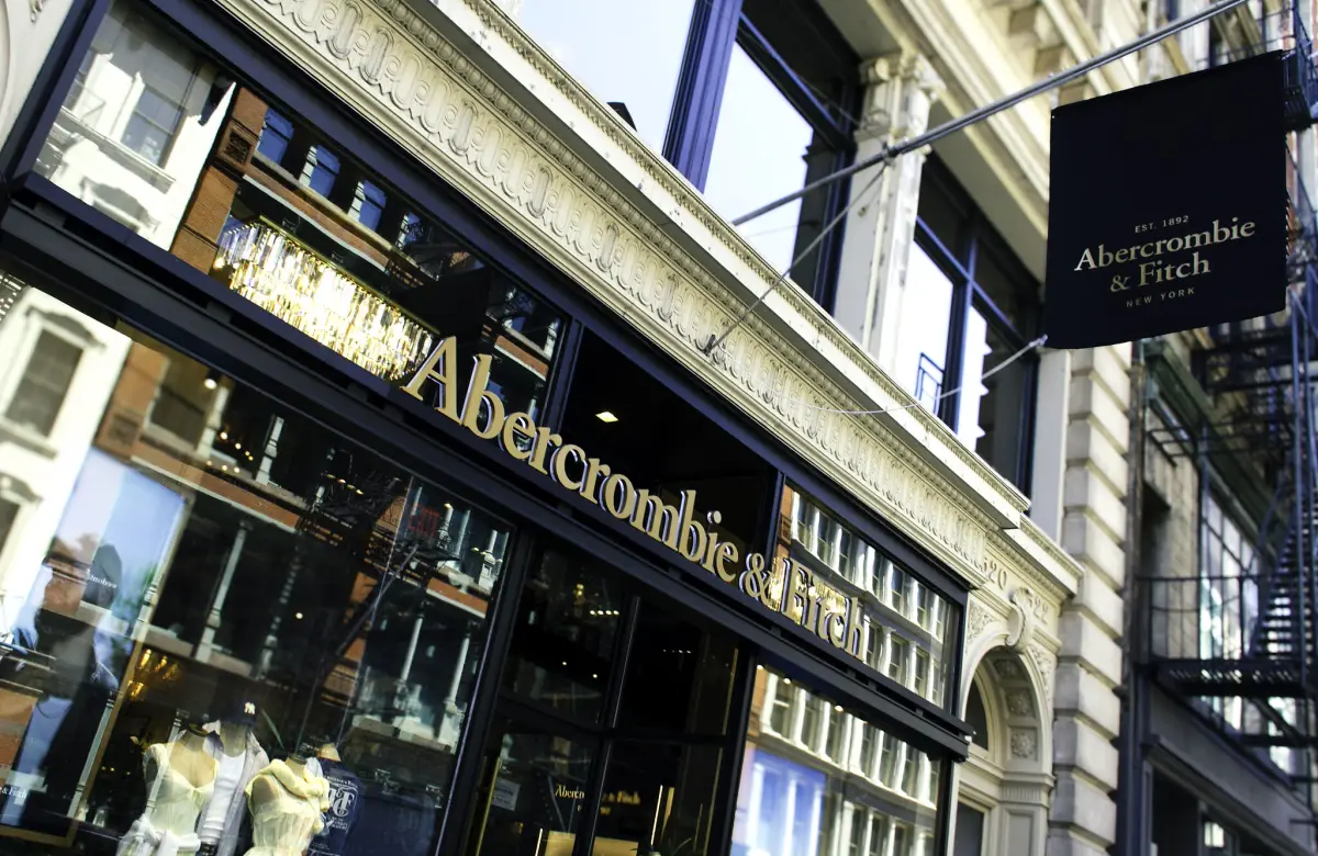Wall Street volvió a apostar por Abercrombie: sus acciones saltaron hasta 35% tras un reembolso millonario de aranceles