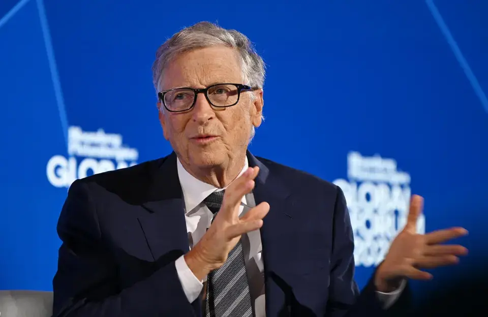 Impuestos a los robots y empleos reservados para humanos: el plan de Bill Gates para contener el impacto de la IA
