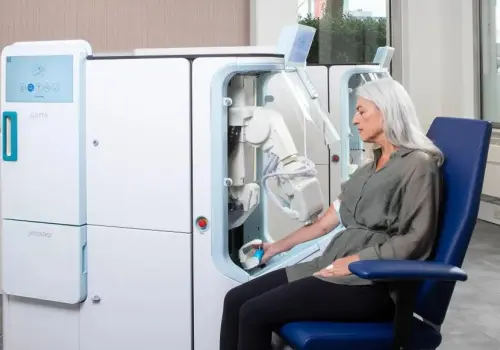 Así funciona el robot que encuentra venas con ultrasonido y saca sangre sin intervención humana