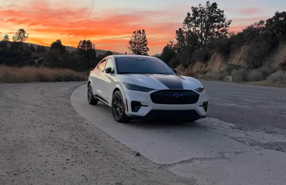 Cómo es el Ford Mustang Mach-E 2026, el auto eléctrico que permite manejar sin usar las manos