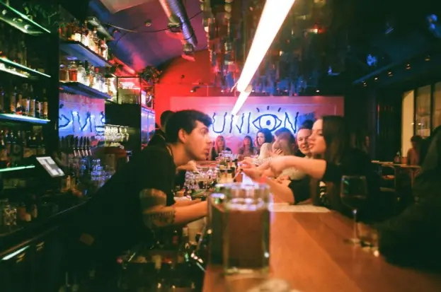 Vida nocturna vibrante con personas disfrutando en un bar moderno. (Foto: Pexels)