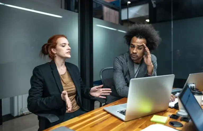 Productividad récord y empleados agotados: la contradicción que expone el avance de la IA