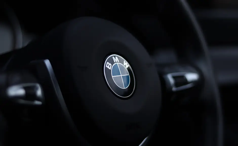 BMW se hunde 43 % en la Bolsa y prepara un giro radical presionada por el avance de los autos chinos